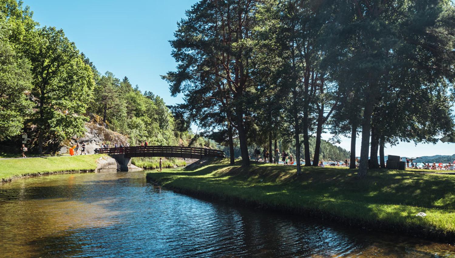 Olavsberget badeplass i Porsgrunn med bry over vannet