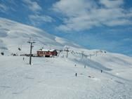 Skivergnügen auf den sonnigen Pisten des Røldal Skigebiets mit perfekten Schneeverhältnissen.