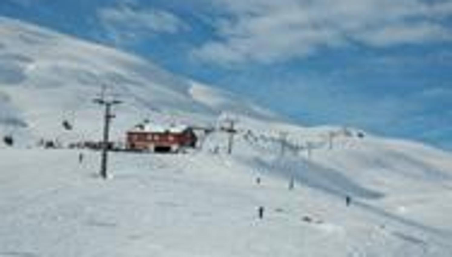 Skivergnügen auf den sonnigen Pisten des Røldal Skigebiets mit perfekten Schneeverhältnissen.