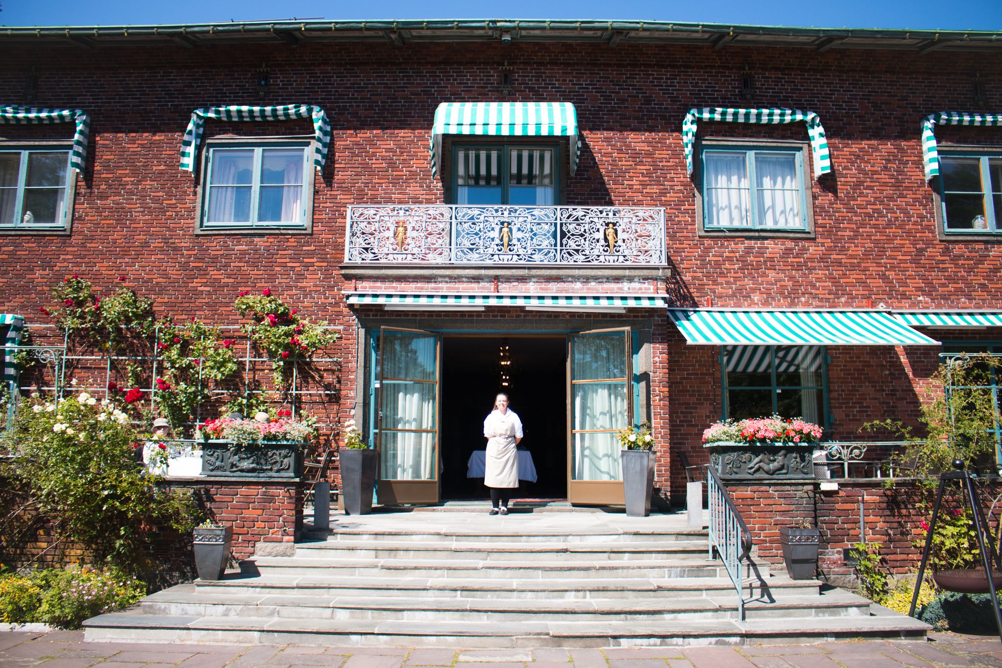 Person i inngangen til Midtåsen Anders Jahres Villa