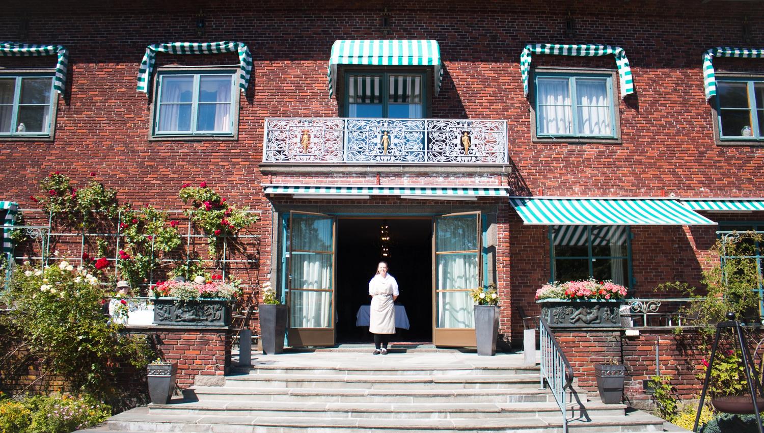 Person i inngangen til Midtåsen Anders Jahres Villa