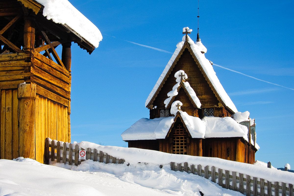 Snødekt Reinli Stavkirke