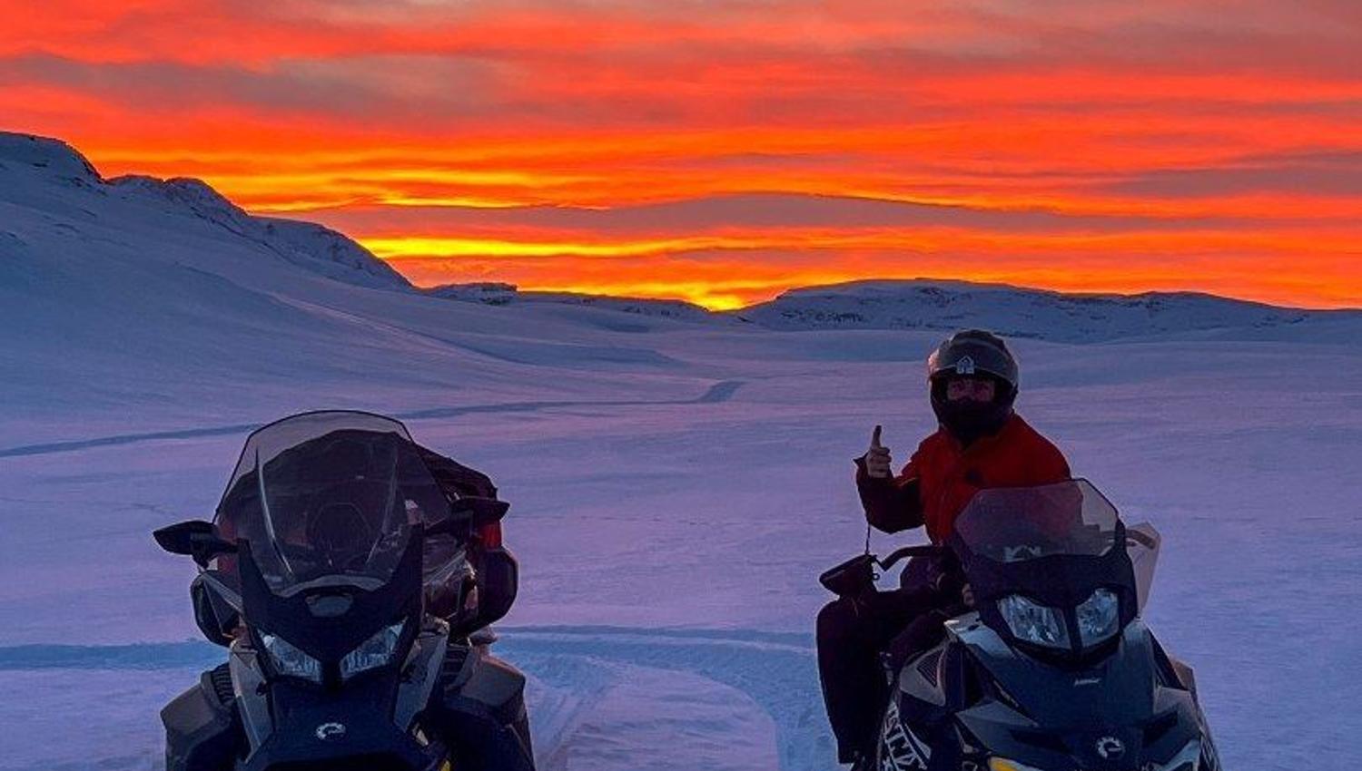 To skutere på fjellet i mørketidslys