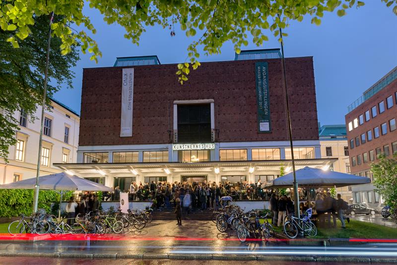 Kunstnernes Hus in the evening