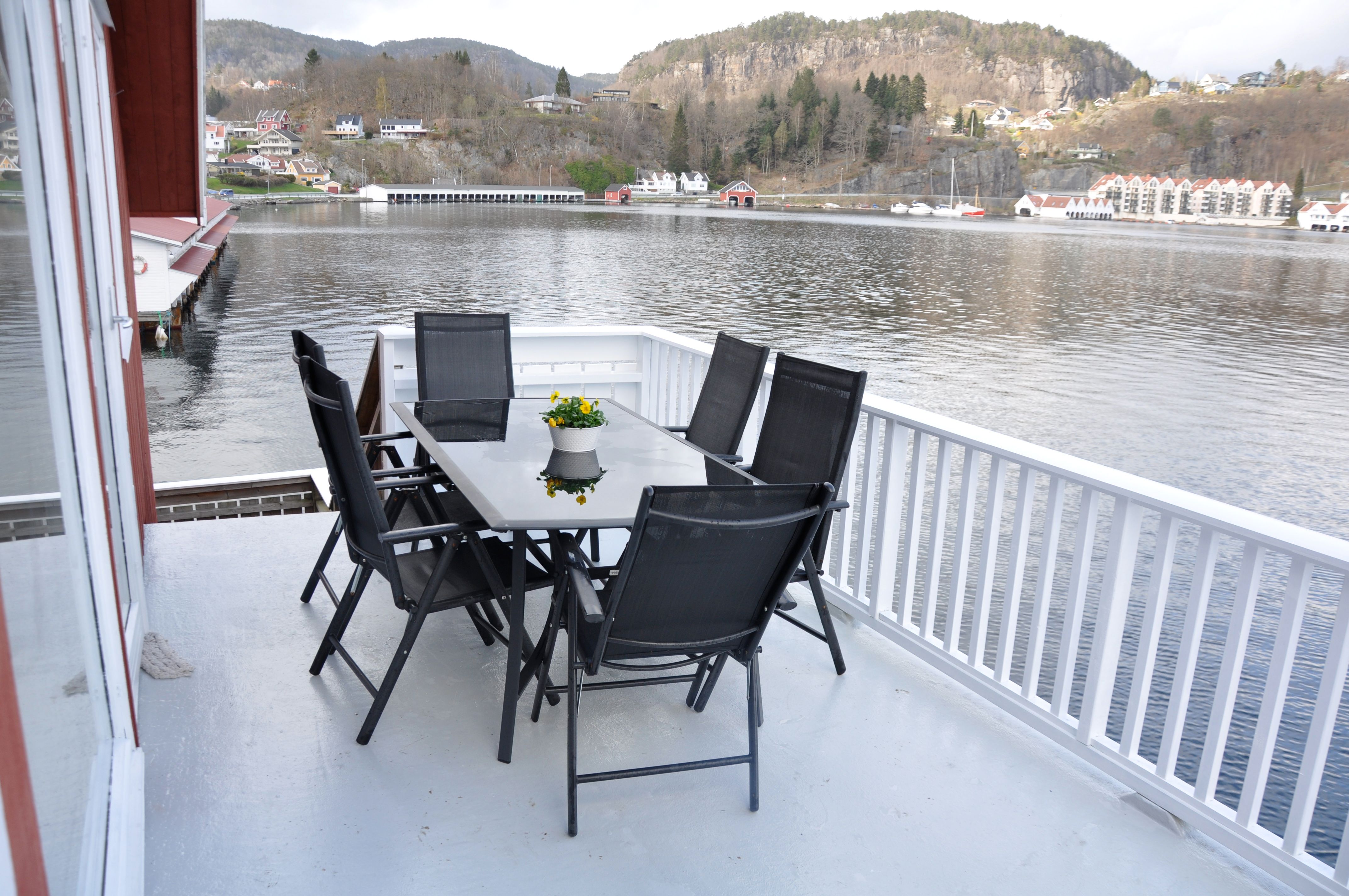 Terasse på Bjørn Ottersen leiligheter ved Flekkefjord.