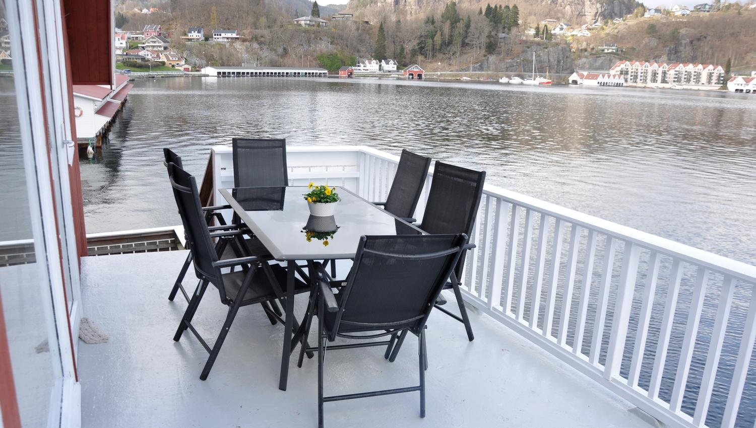 Terasse på Bjørn Ottersen leiligheter ved Flekkefjord.
