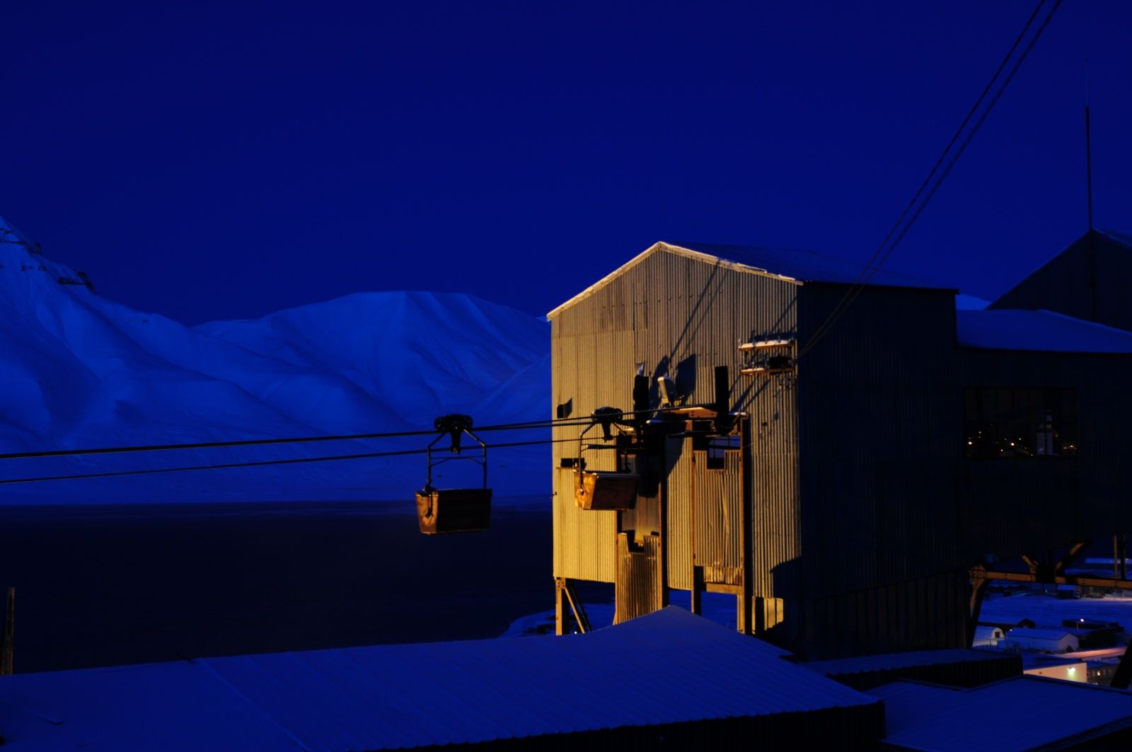 Taubenesentralen i forgrunnen med fjell i bakgrunnen.