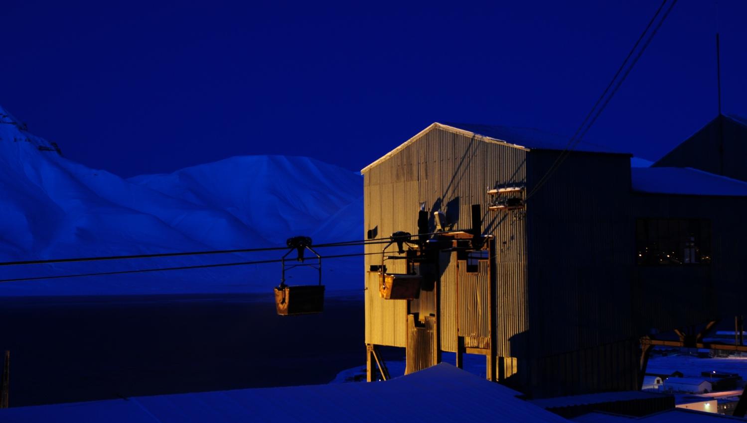 Taubenesentralen i forgrunnen med fjell i bakgrunnen.