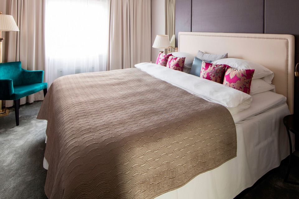 Grand petite room