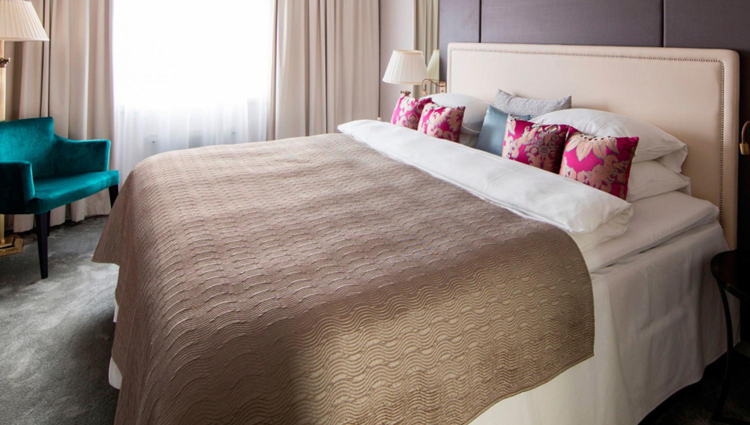 Grand petite room