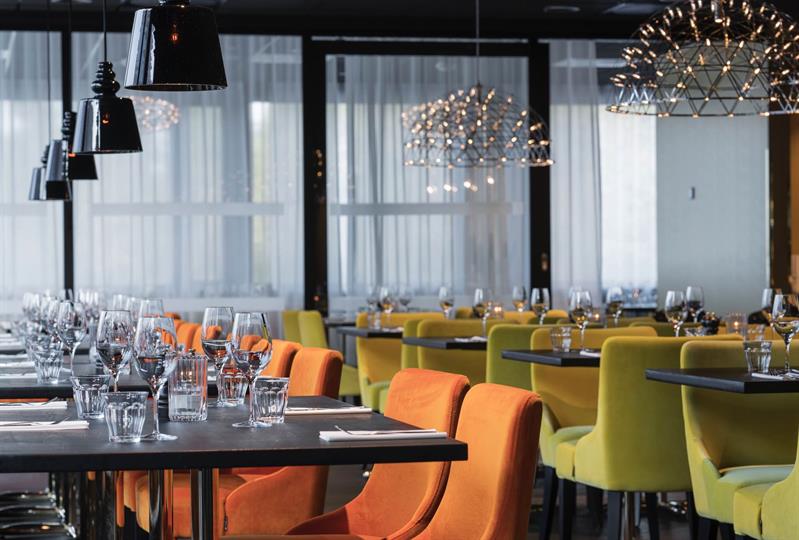 orange og grønne stoler i en restaurant