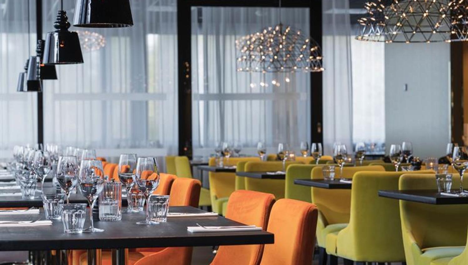 orange og grønne stoler i en restaurant