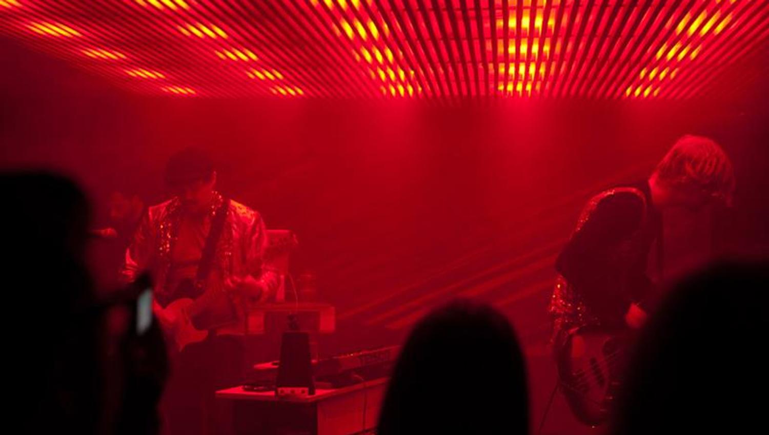 Konsert under neonlys.