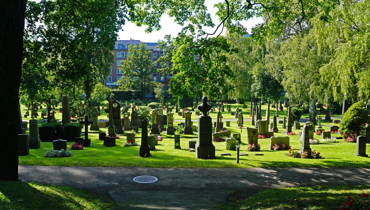 vår frelsers gravlund during summer