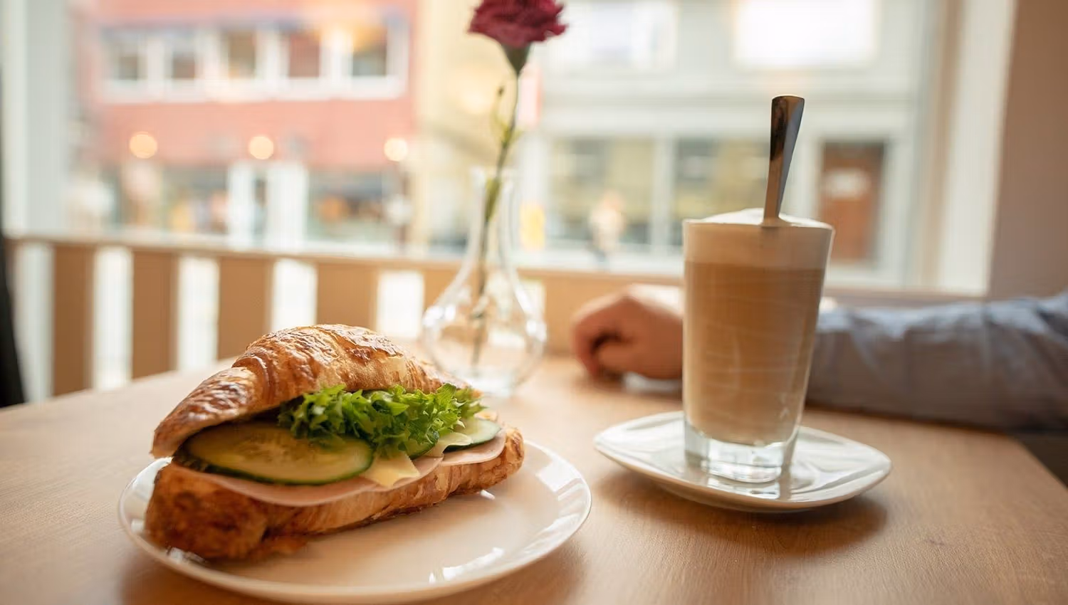 Breakfast with a sandwich and a cold drink served at Koseverden in Tromsø.