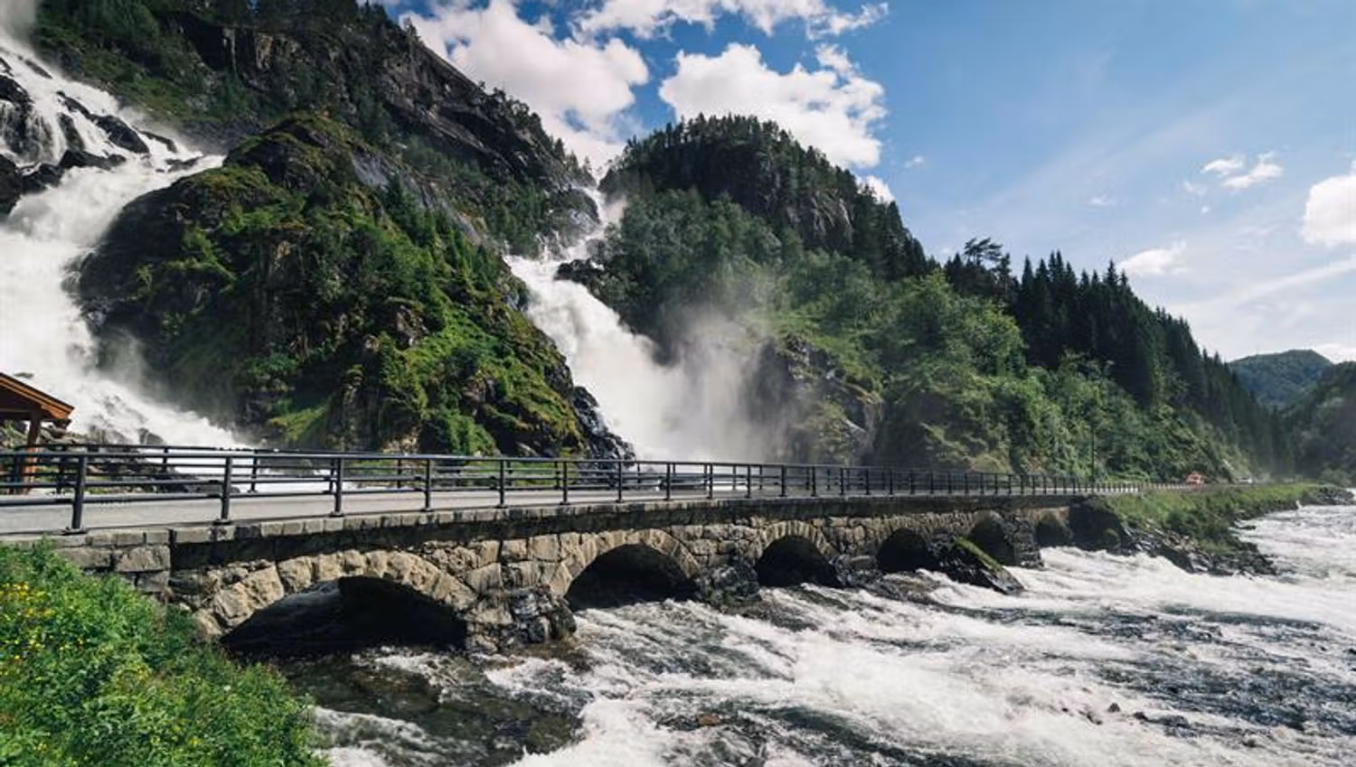 Tvillingfossen Låtefoss i Hardanger i solskinn.