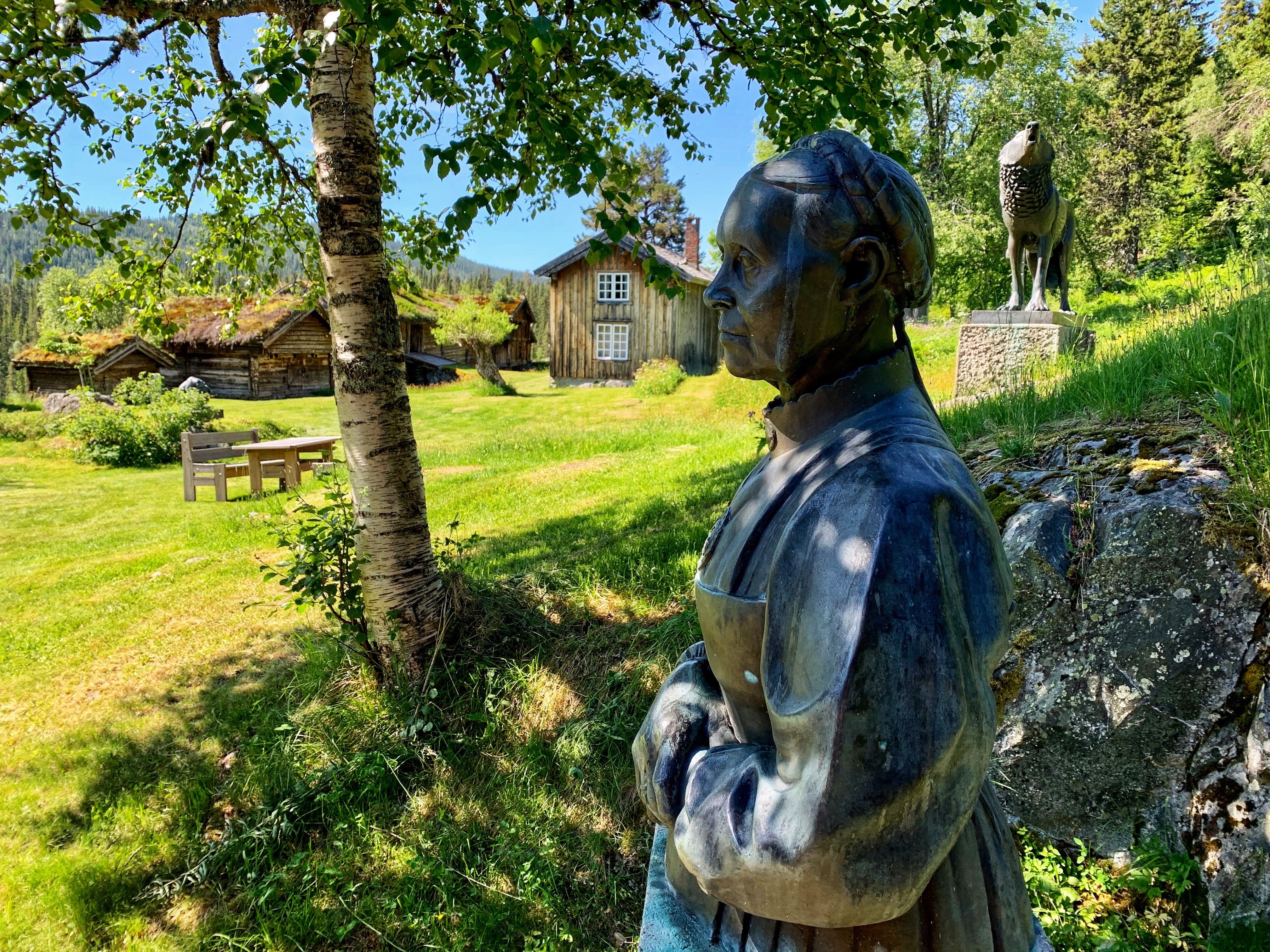 Skulpturen "Mor" av Anne Grimdalen, på Grimdalstunet i Skafså.