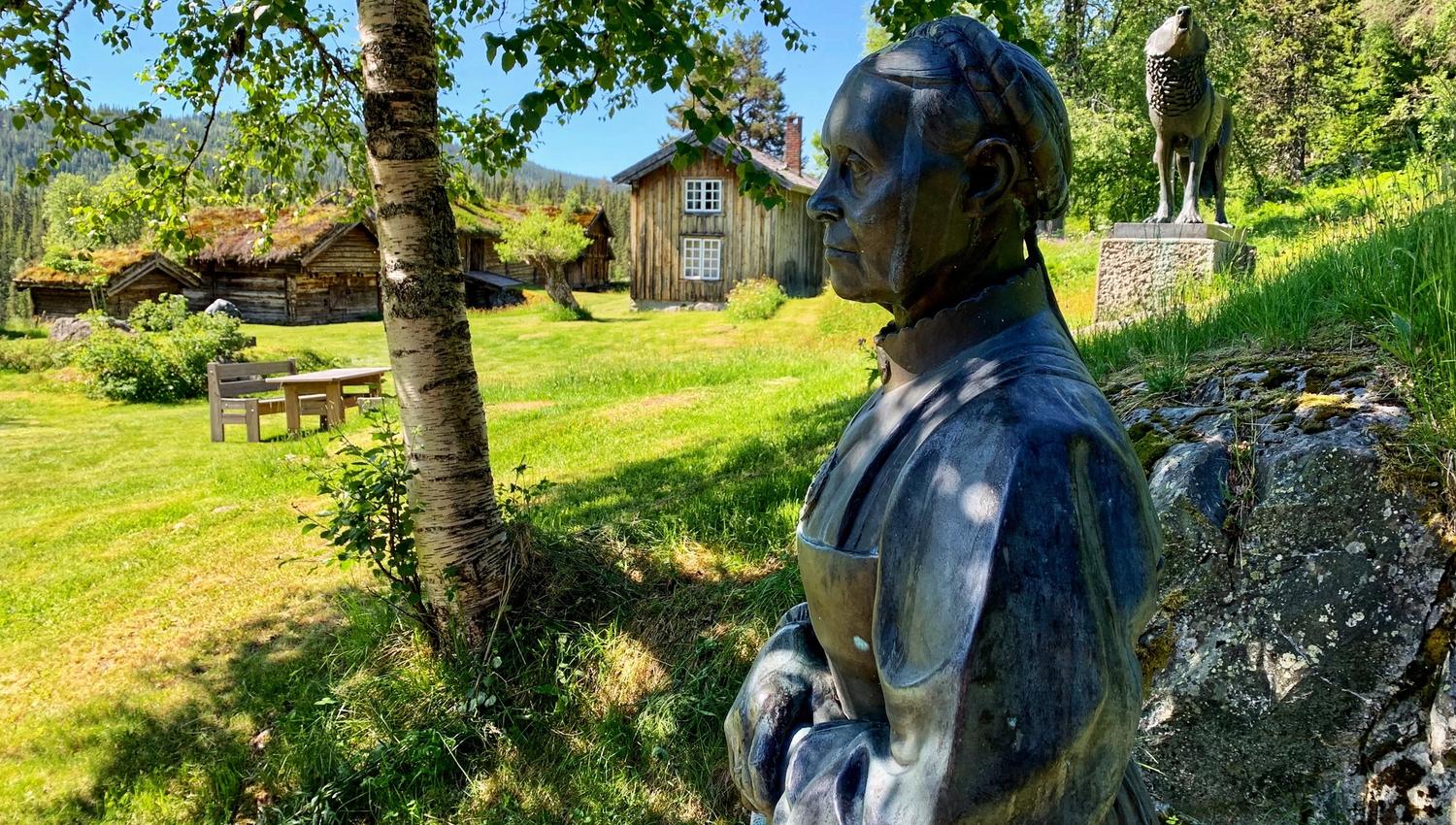 Skulpturen "Mor" av Anne Grimdalen, på Grimdalstunet i Skafså.