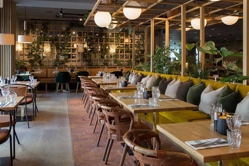 Restaurantinteriør med sitteseksjon og små bord