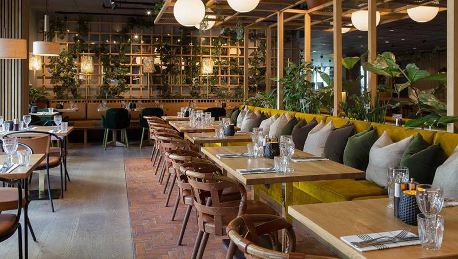 Restaurantinteriør med sitteseksjon og små bord