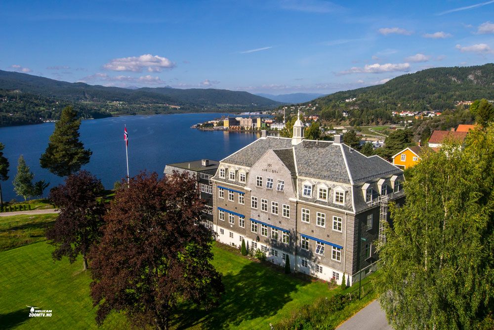 dronebilde fra Brattrein Hotell med Notodden by i bakgrunn
