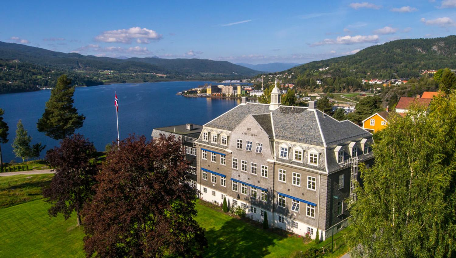 dronebilde fra Brattrein Hotell med Notodden by i bakgrunn