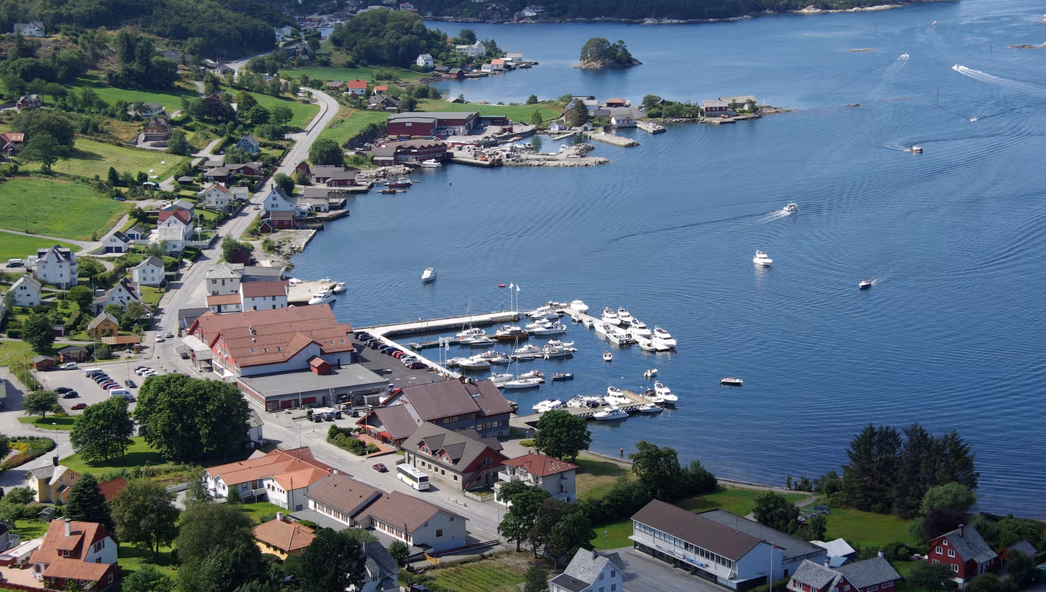 Fitjar sentrum og gjestehamn © Fitjar kommune