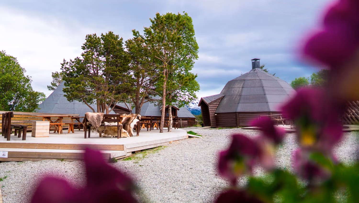 På gårdsplassen Tromsø Villmarkssenter