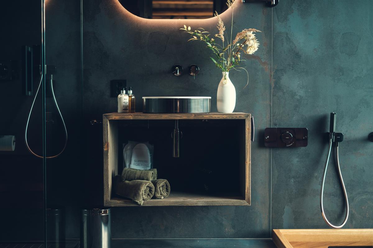 odern bathroom with dark finishes and natural materials.