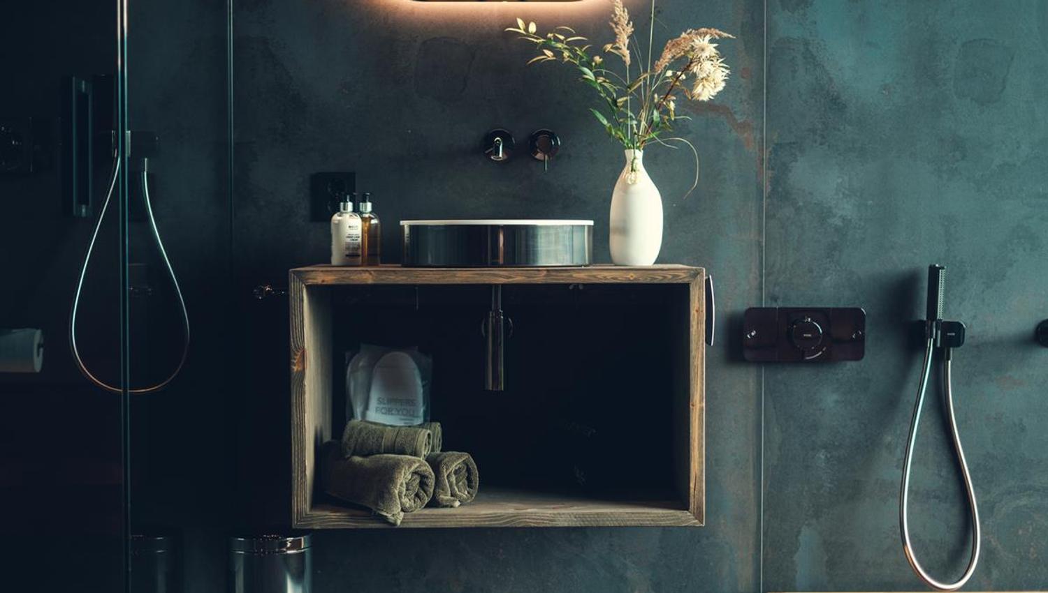 odern bathroom with dark finishes and natural materials.