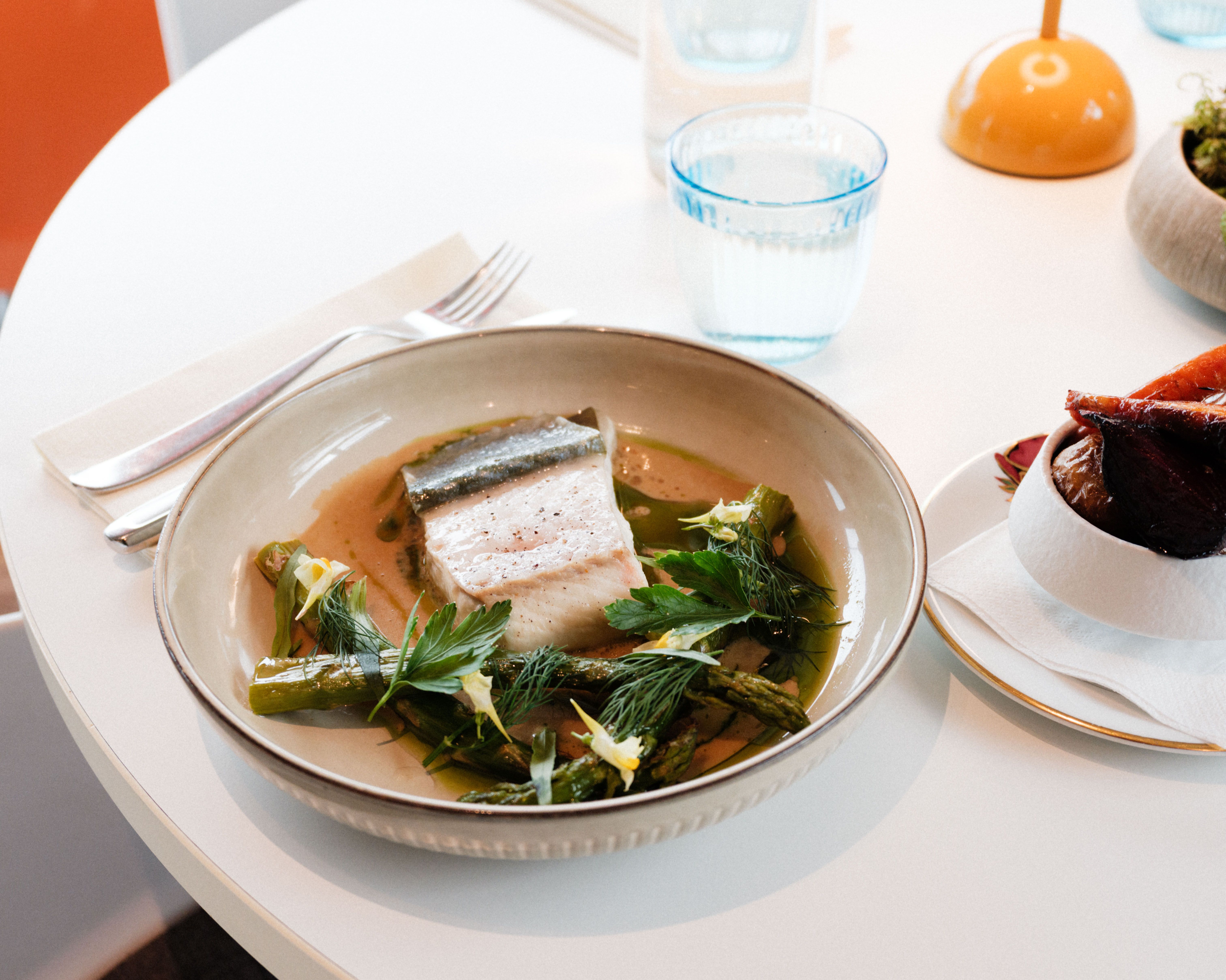 Tasty fish dish with green asparagus and herbs – served at Gløyp Spiseri.