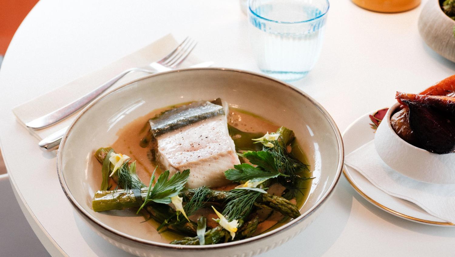 Tasty fish dish with green asparagus and herbs – served at Gløyp Spiseri.