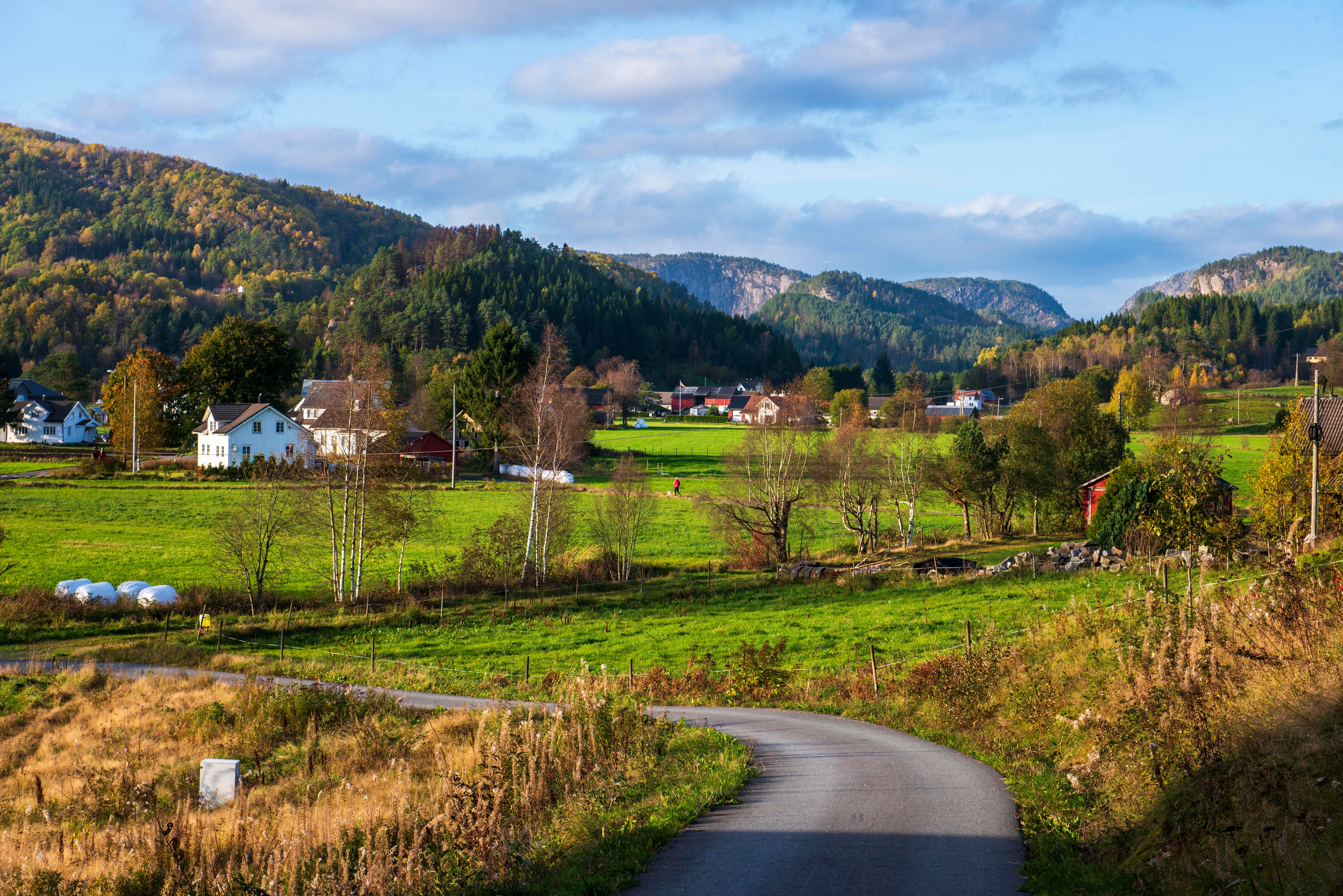 utsikt-innover-moisletta-fra-asbjrnsen-bakeri-og-grdsutsalg---kvinesdal---gjermund-glesnes_532800787