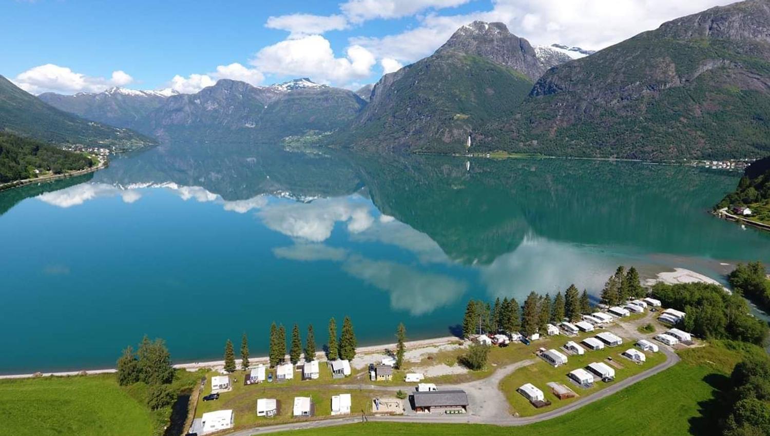 Grande Camping in Oppstryn is located by the beautiful Oppstrynsvatnet and is a great base for nature experiences in the Nordfjord region.