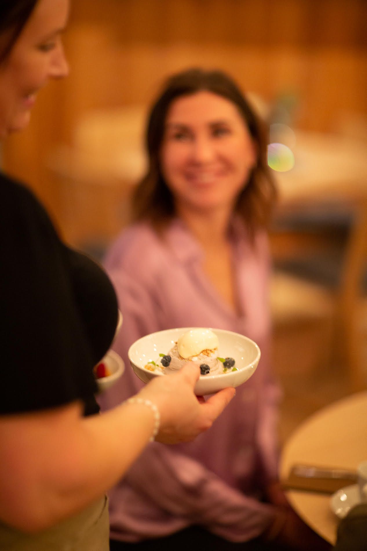 Servitør på Lindesnes Havhotell serverer en smilende gjest
