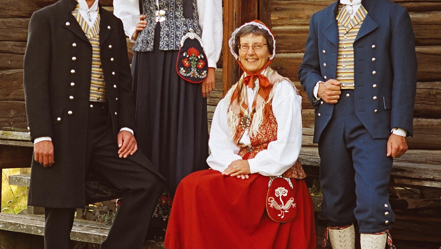 Floan/Nord-Trønderbunaden for dame og herre i Rustrød, blå og sort og kongeblå