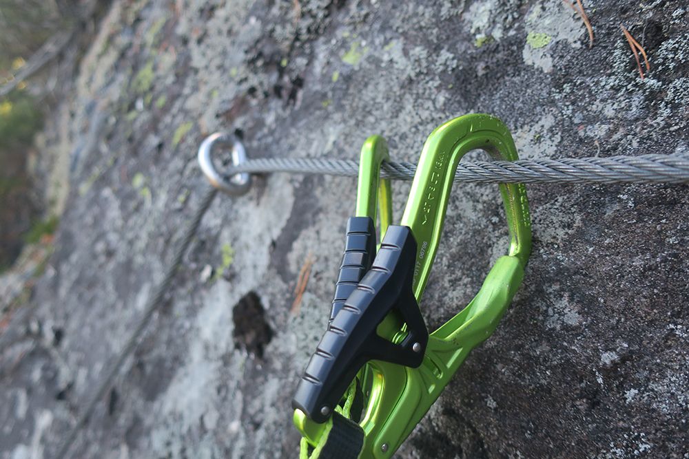 Gønn klatrelås i via ferrata på Gautefall i Drangedal