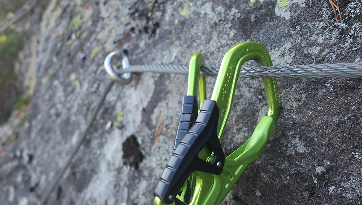 Gønn klatrelås i via ferrata på Gautefall i Drangedal