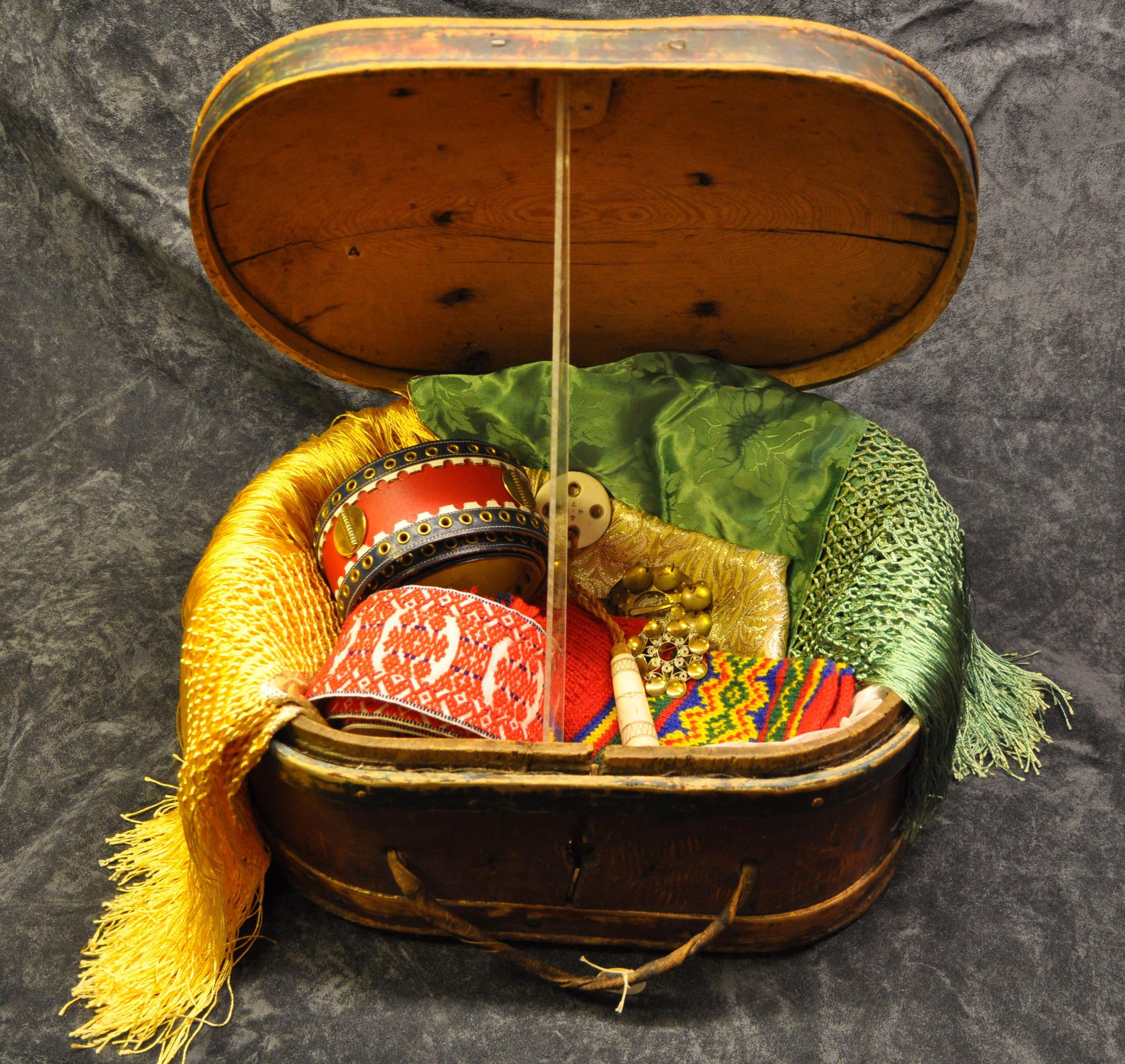 Gilhligiisá – Bridal chest