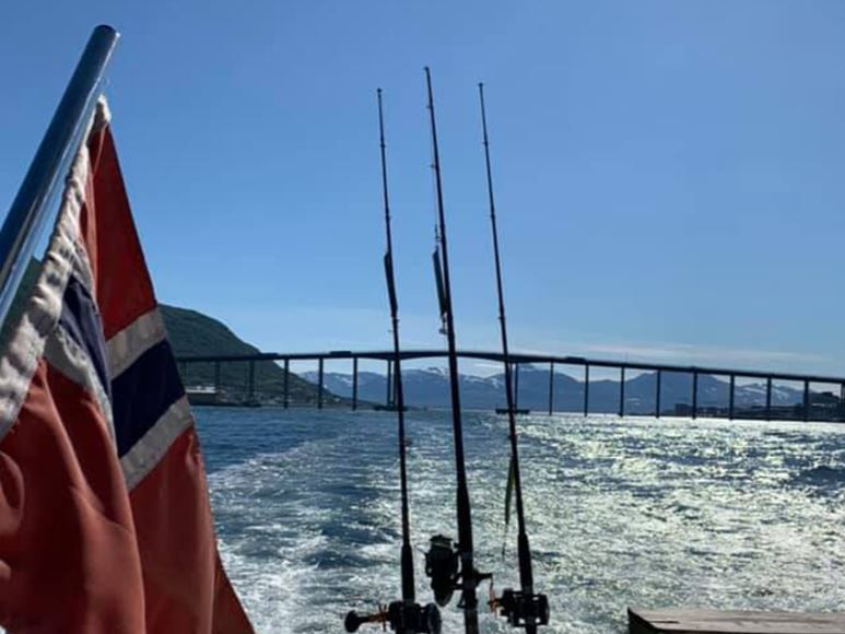 Bilde av Tromsøbrua fra bak på båten