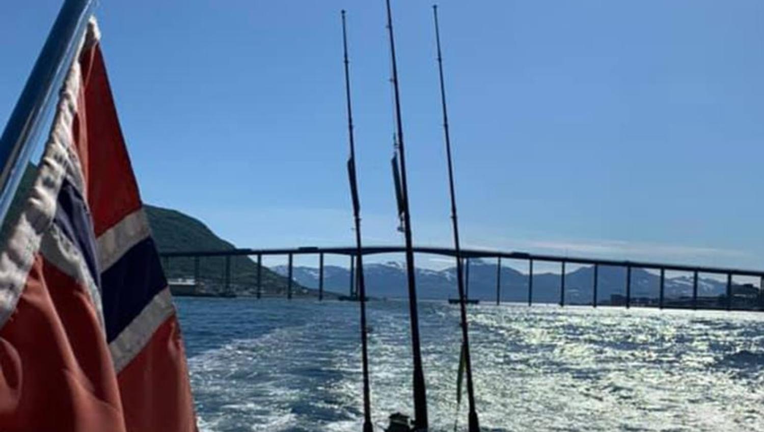 Bilde av Tromsøbrua fra bak på båten