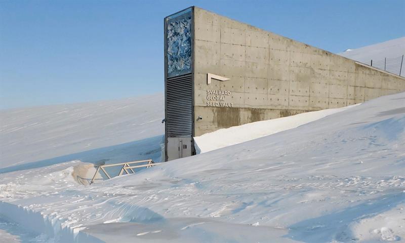 Inngangen av Frøhvelvet omringet av snø på en klar og solfylt vinterdag