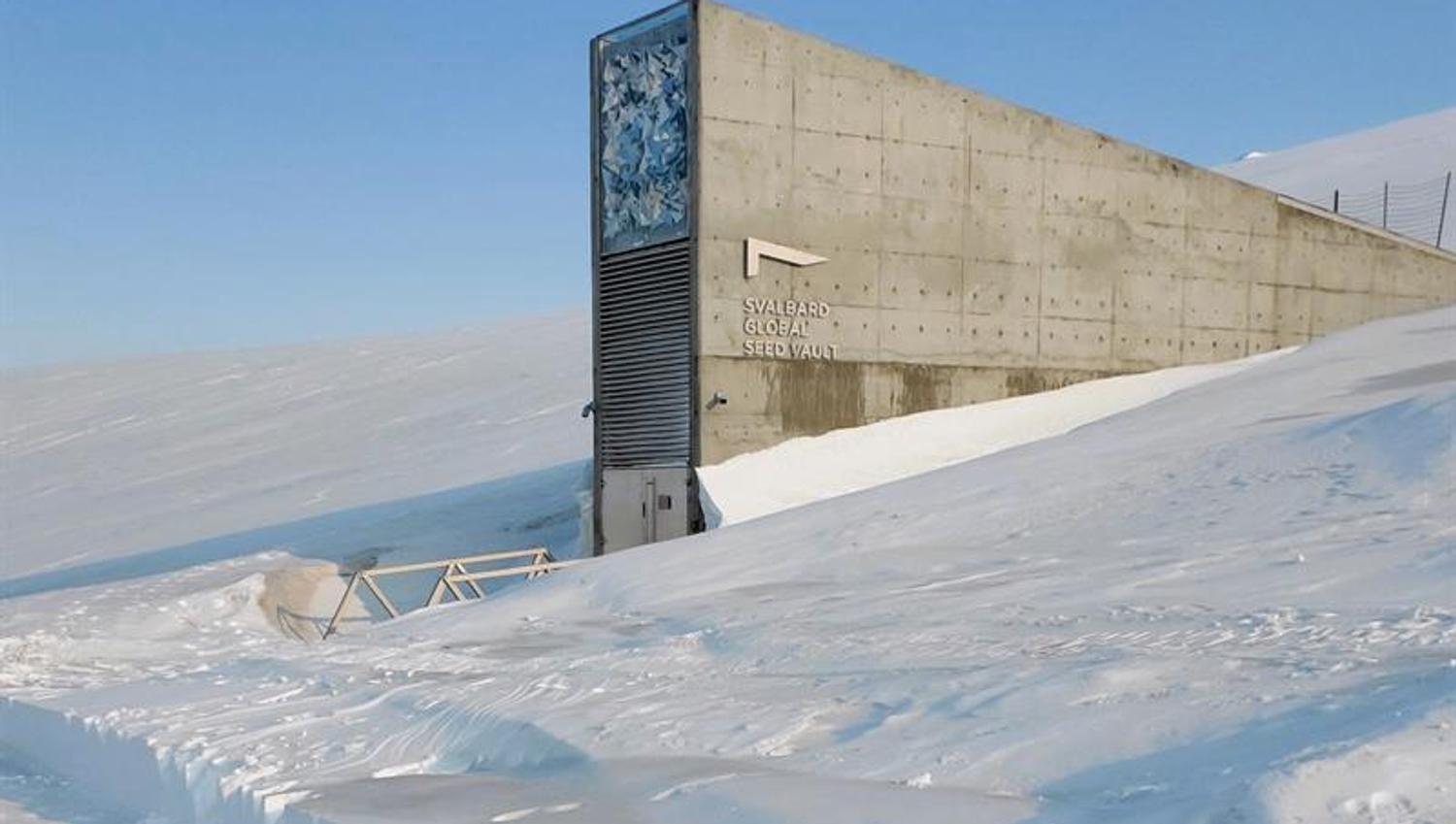 Inngangen av Frøhvelvet omringet av snø på en klar og solfylt vinterdag