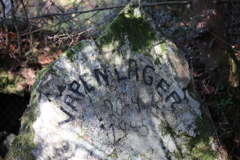 Stein med innskrift "Våpenlager"