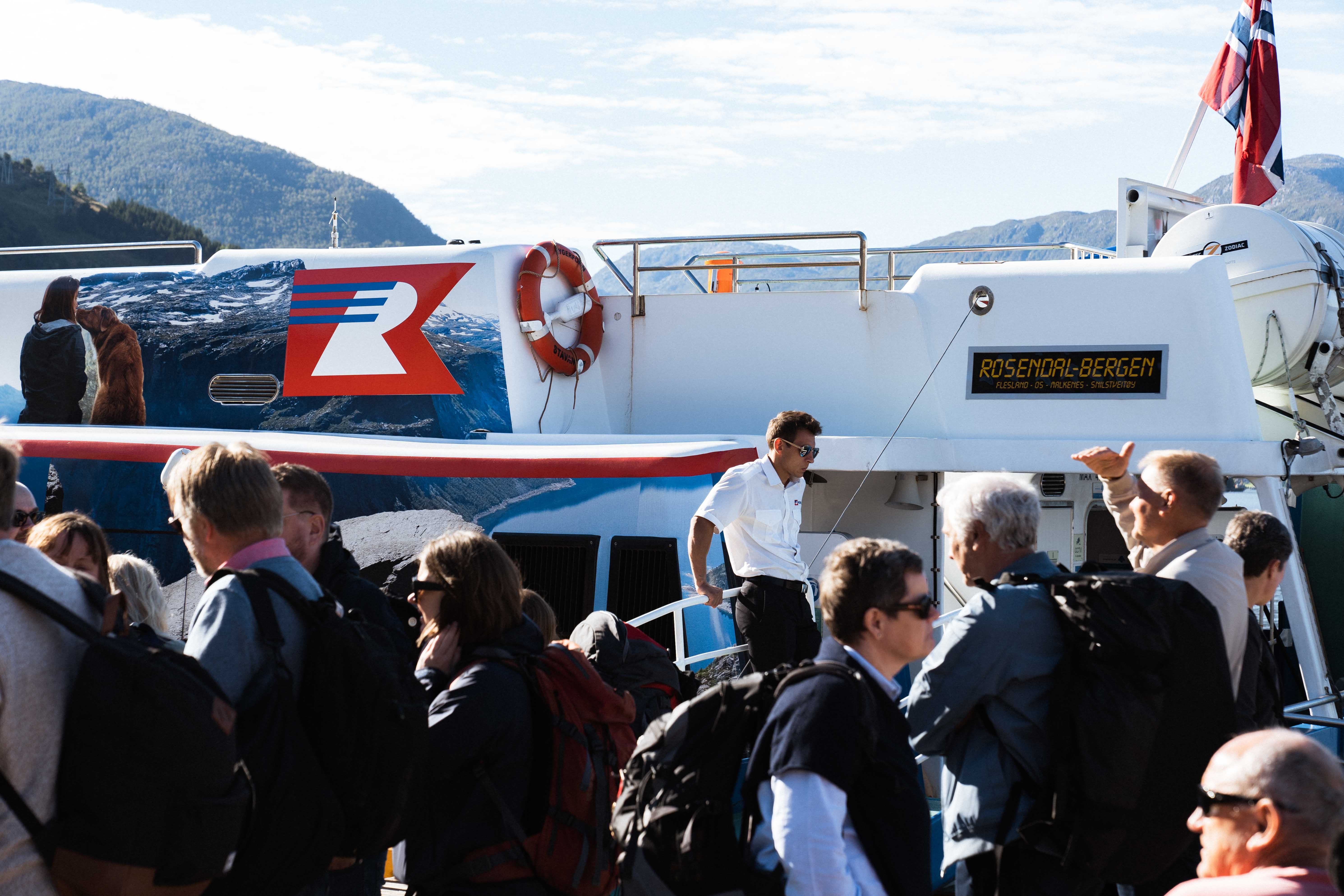 People gathering by Hardangerfjordekspressen, ready for a fjord journey with Rødne Fjord Cruise.