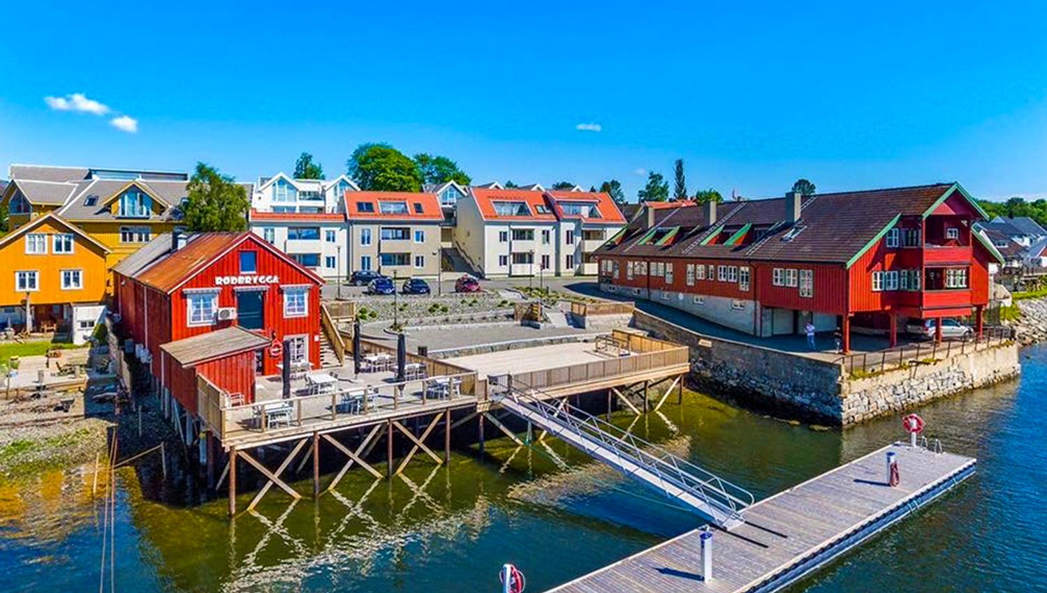 Dronebilde av Rødbrygga i Straumen, inkludert Kølhagen brygge