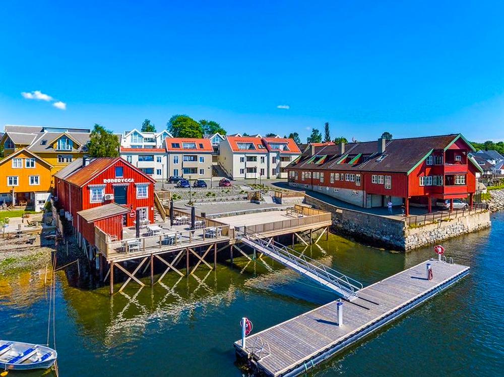 Dronebilde av Rødbrygga i Straumen, inkludert Kølhagen brygge