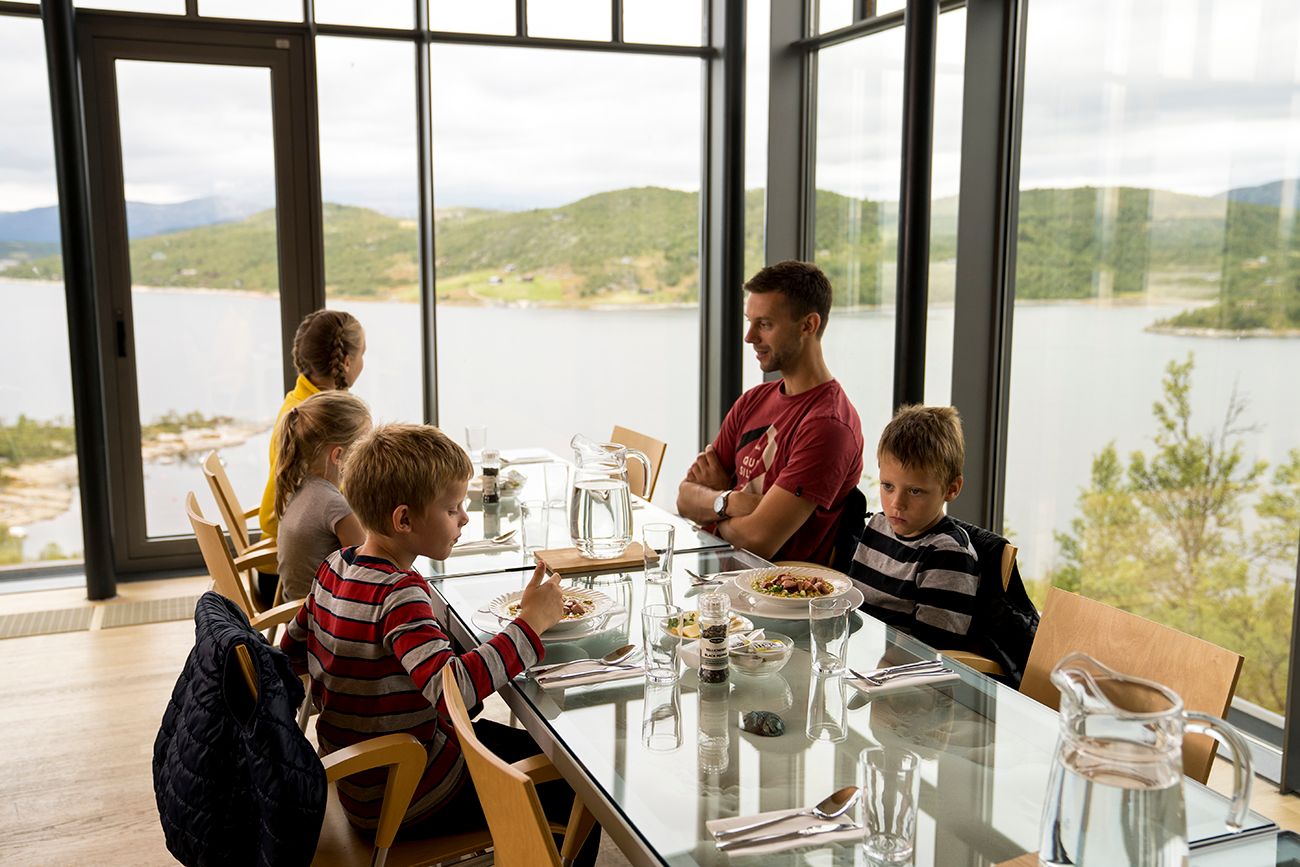familie koser seg på Panorama Kafe på Hardangervidda Nasjonalparksenter