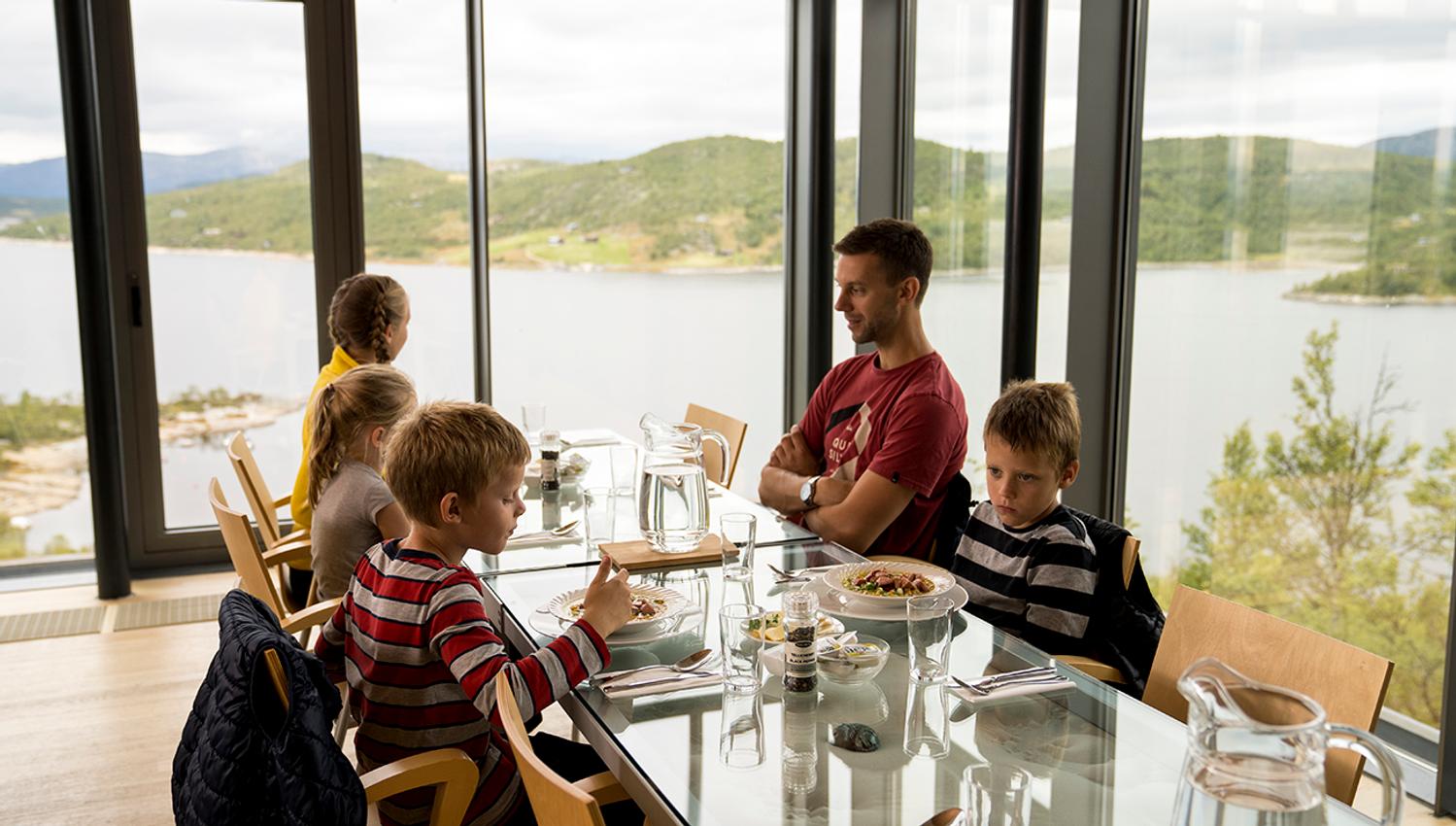 familie koser seg på Panorama Kafe på Hardangervidda Nasjonalparksenter