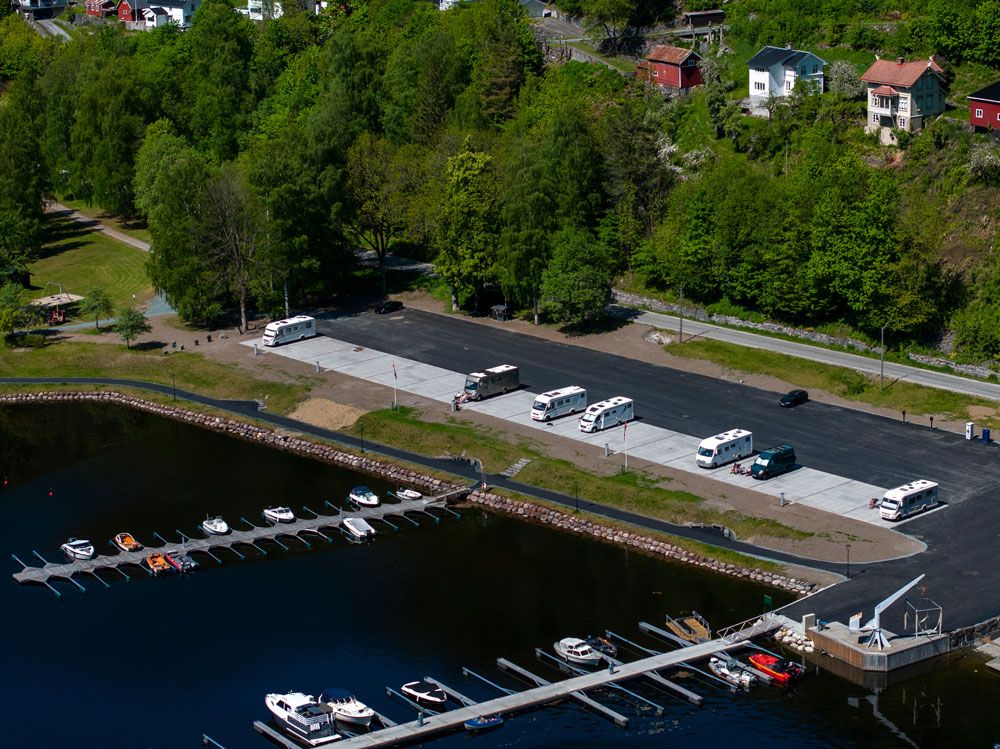 dronebilde av bobilparkering og gjestebrygge på Dalenbrygge